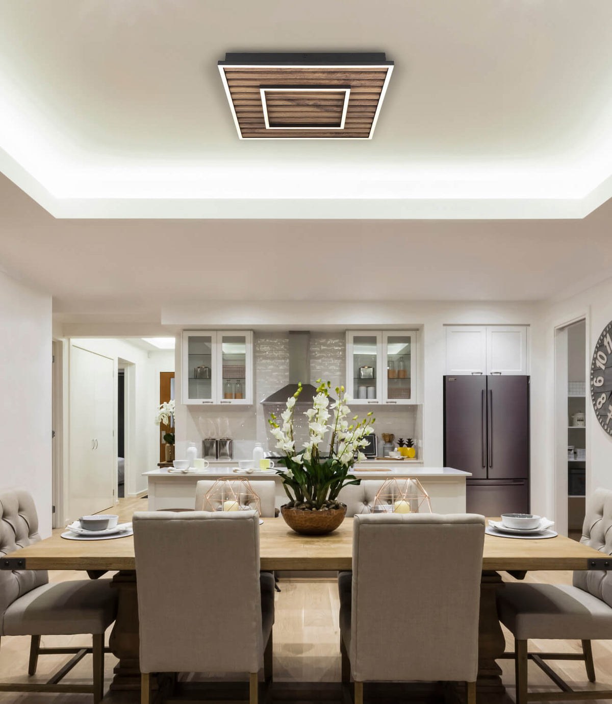 Mise en ambiance au-dessus d'une table de salle à manger, luminaire carré allumé