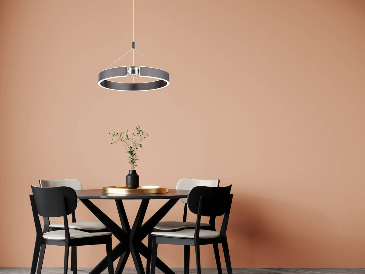 Mise en ambiance au-dessus d'une table à manger dans un intérieur chaleureux