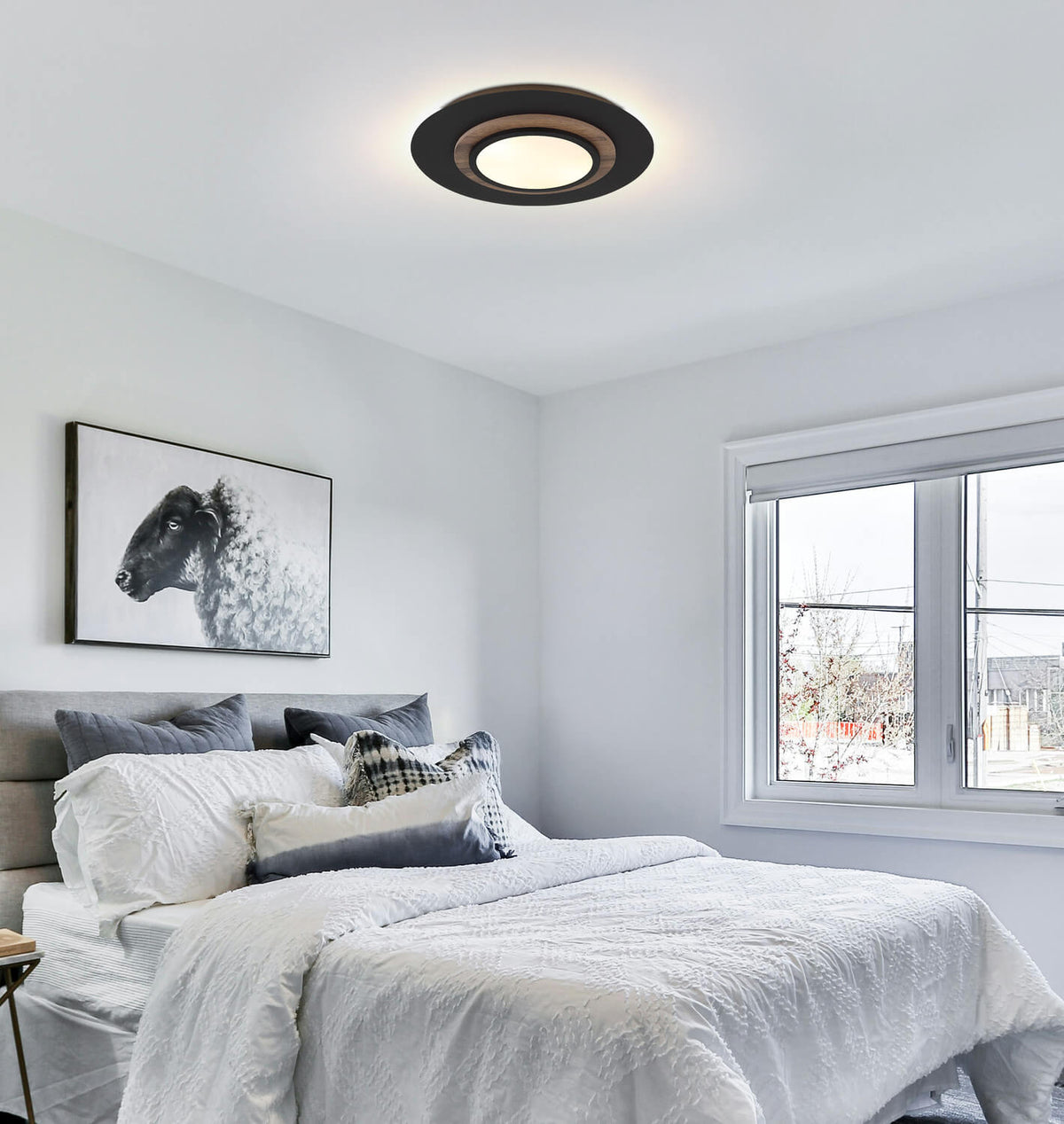 Mise en ambiance du plafonnier installé au plafond d'une chambre lumineuse