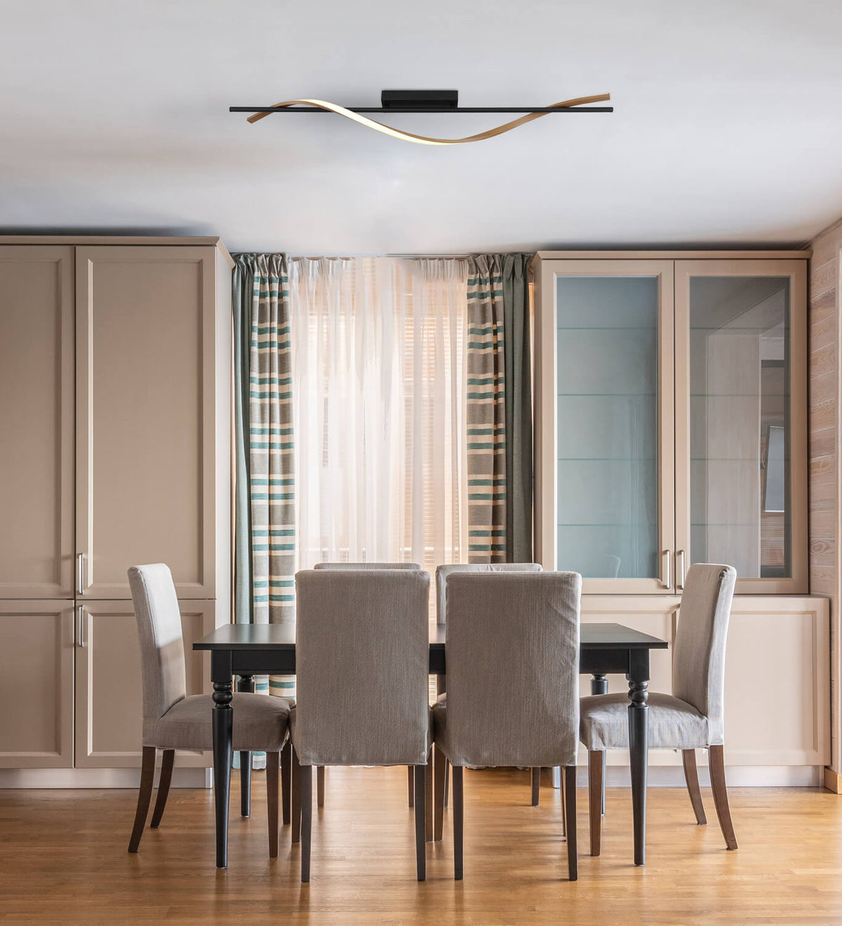 Mise en ambiance au-dessus d'une table à manger dans une salle à manger