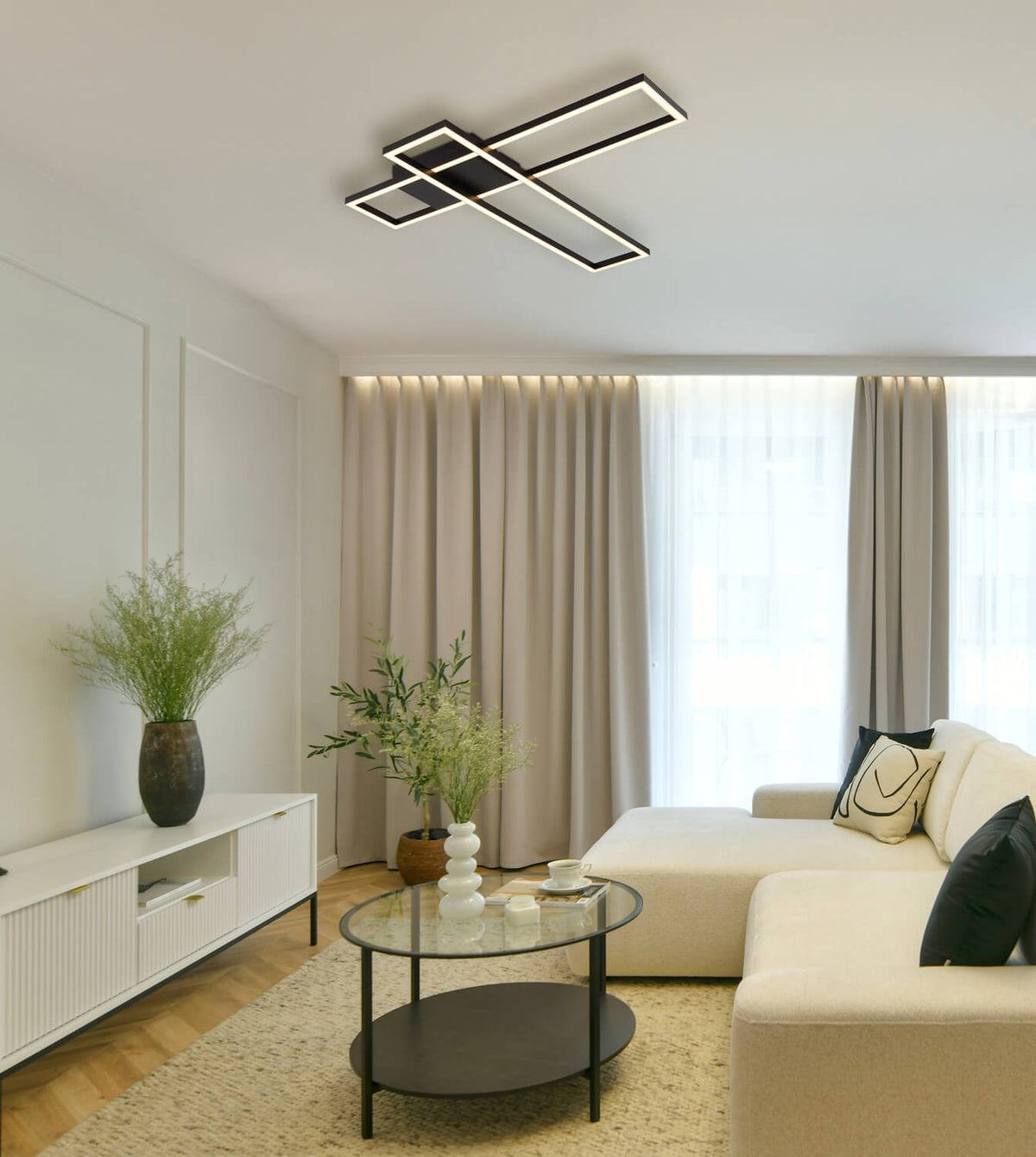 Mise en ambiance dans un salon moderne, plafonnier noir fixé au plafond blanc