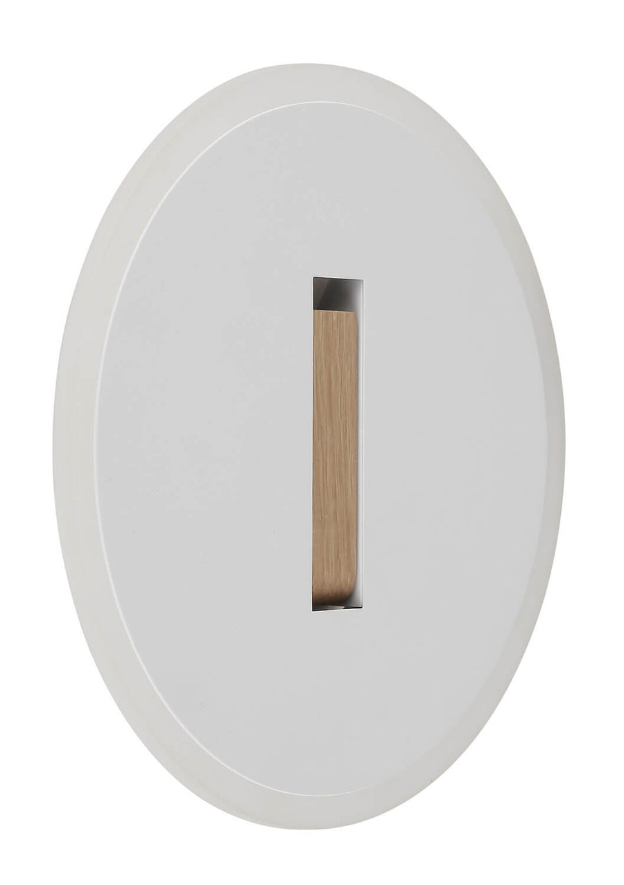 Détail de la face avant blanche mate avec fente et insert en bois