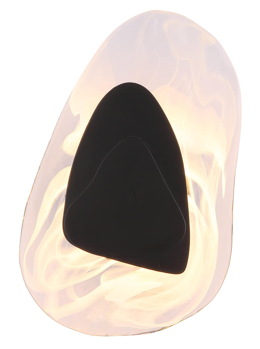 Vue frontale de l'applique allumée diffusant une lumière chaude à travers le verre