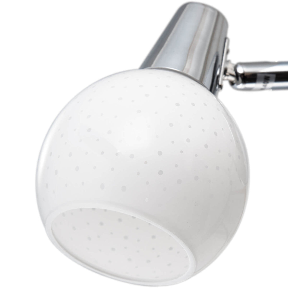 Détail d'un globe en verre moucheté fixé sur sa rotule chromée brillante