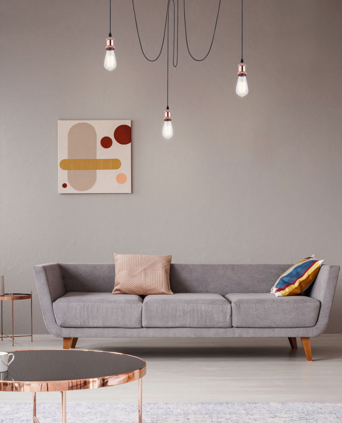 Mise en ambiance d'un salon avec la suspension cuivrée et ses ampoules allumées