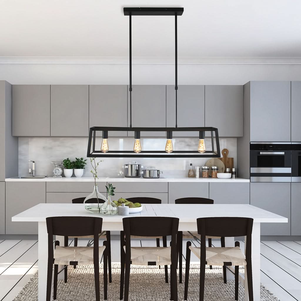Suspension linéaire noire installée au-dessus d'une table de salle à manger dans une cuisine moderne.