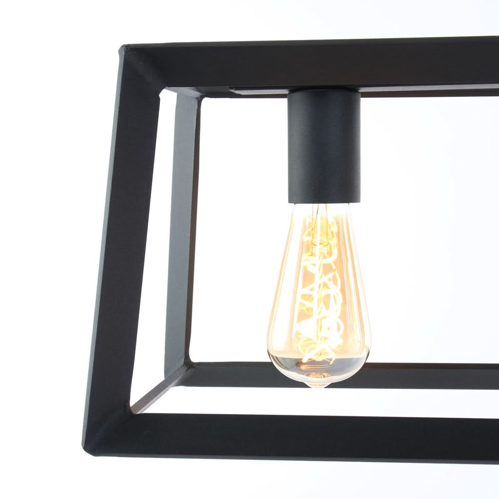 Détail rapproché d'une douille noire et d'une ampoule Edison allumée dans la structure métallique.