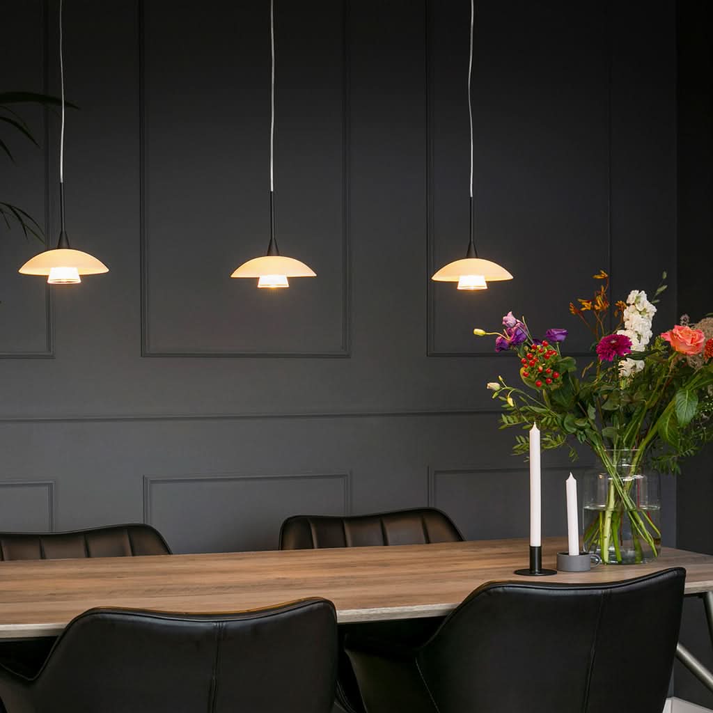 Suspension assiette noire 3 lampes, diffuseurs verre blanc | Tallerken