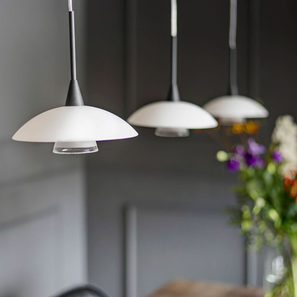 Détail des diffuseurs verre opale blanc de la suspension assiette noire Tallerken, lumière chaude