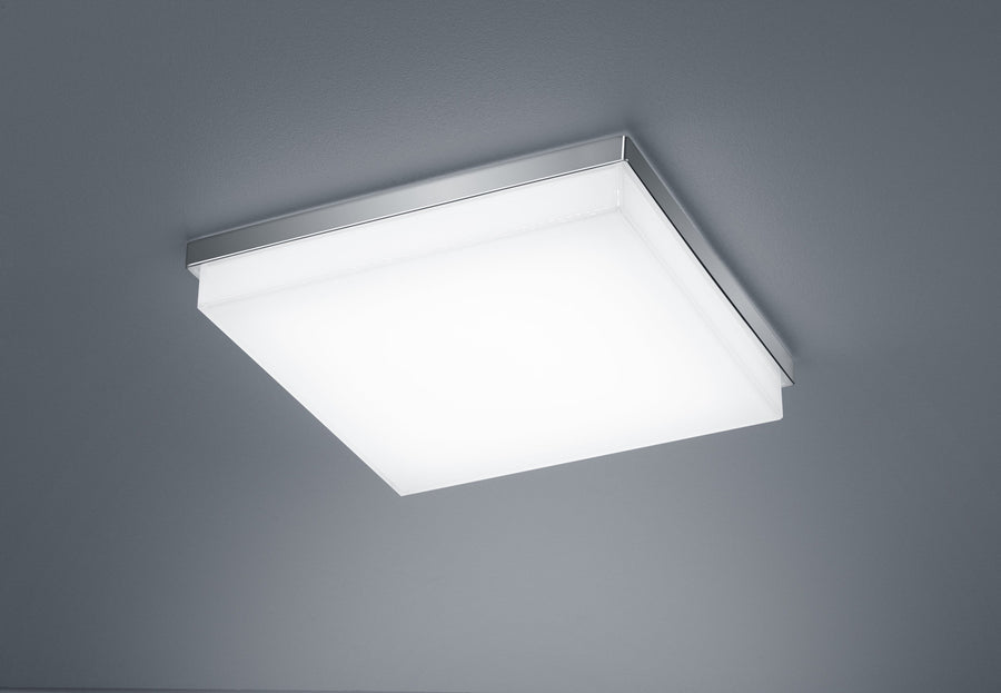 Vue rapprochée du cadre métallique nickel brossé et du diffuseur satiné fixé au plafond.
