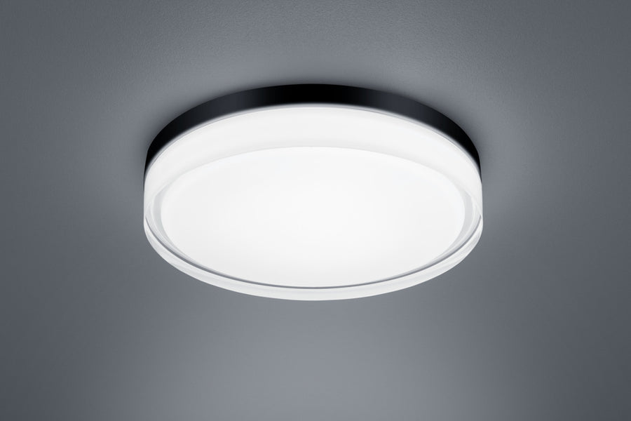Gros plan sur le luminaire, détail du bandeau noir et du verre satiné