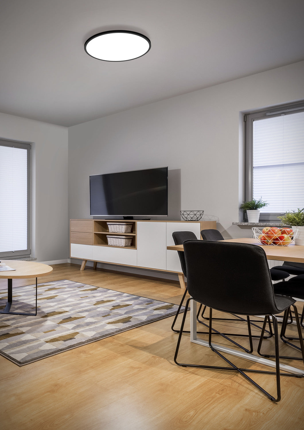 Mise en ambiance dans un salon moderne, plafonnier allumé au plafond