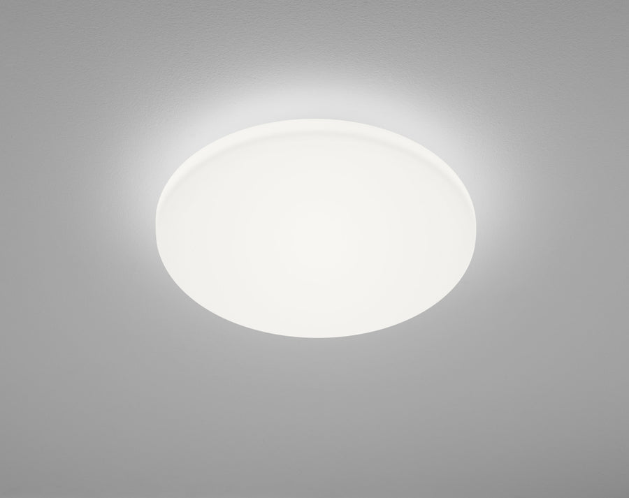 Vue de face du luminaire éclairé, disque blanc diffusant une lumière uniforme