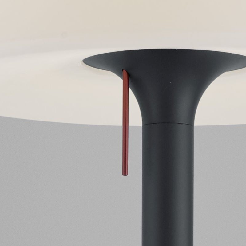 Détail du raccord supérieur : fût anthracite, abat-jour blanc et tirette rouge.