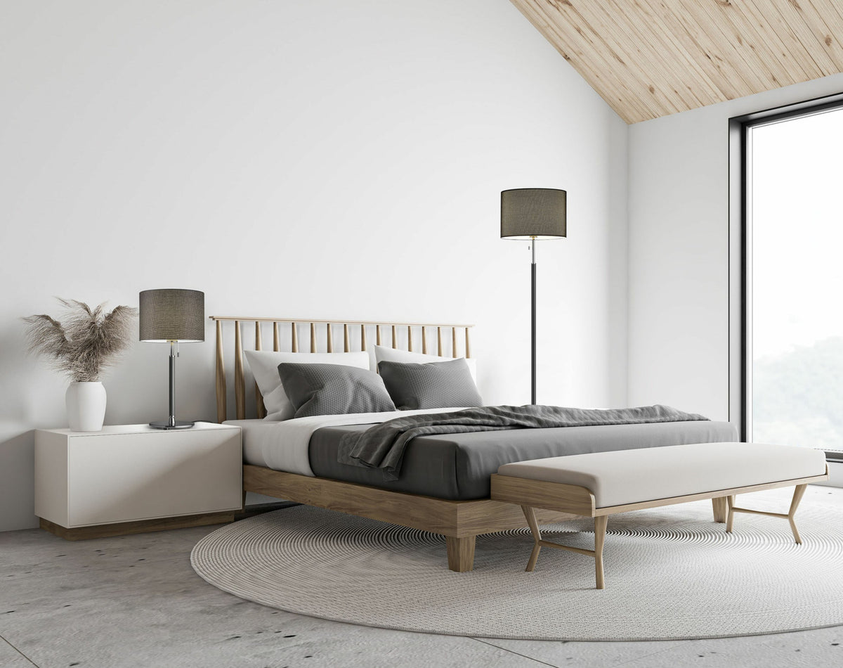 Mise en ambiance du lampadaire allumé dans une chambre claire près du lit