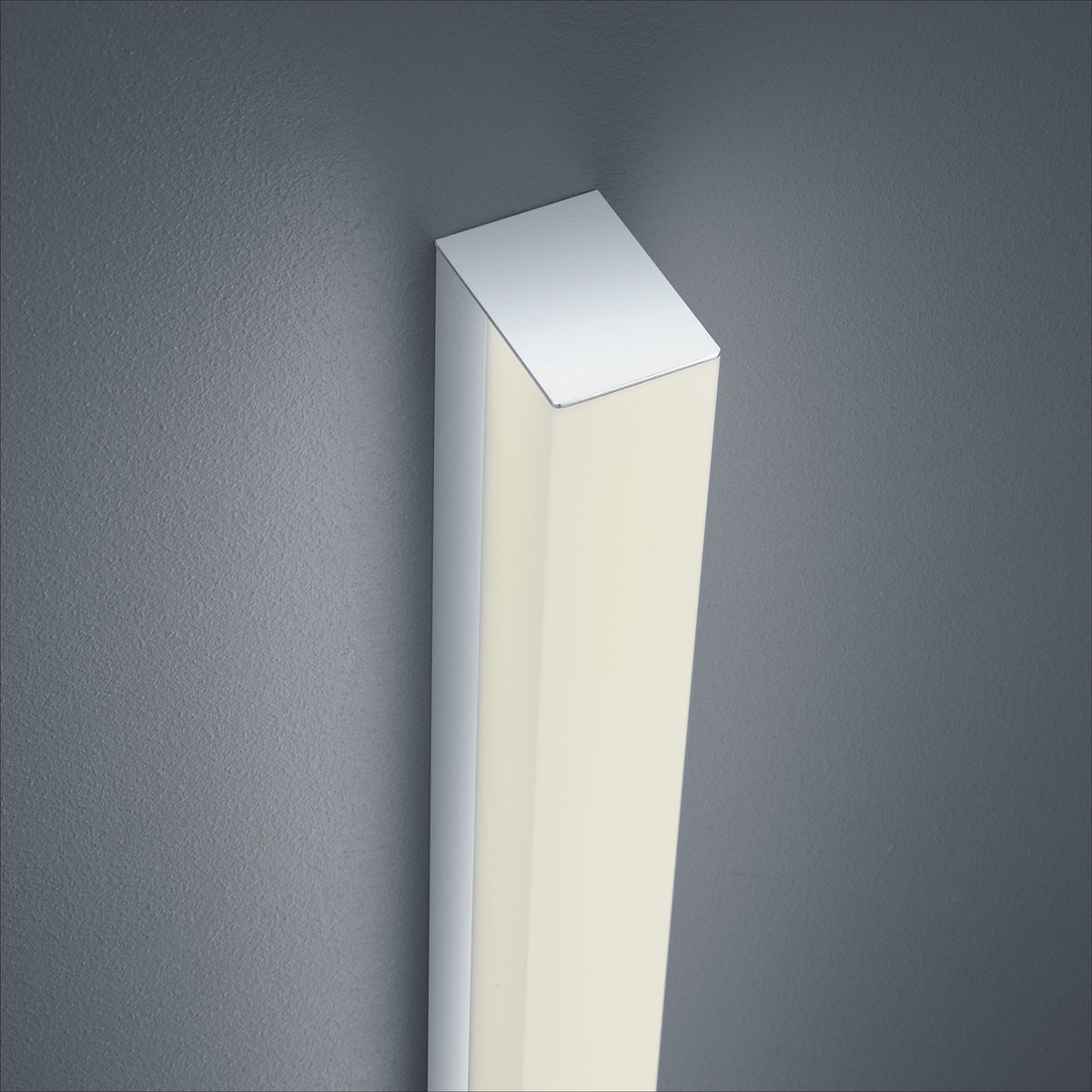 Profil carré et diffuseur lumineux vus de trois quarts sur fond gris.