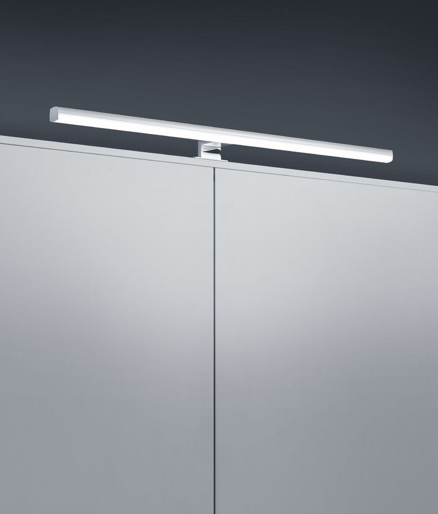 Détail rapproché du support chromé et du profil lumineux fixé sur le miroir