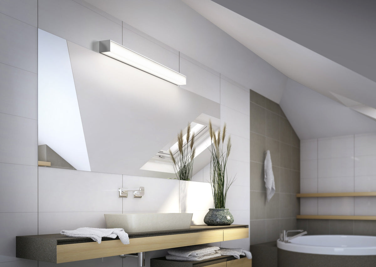 Mise en ambiance dans une salle de bain, applique posée au-dessus du miroir
