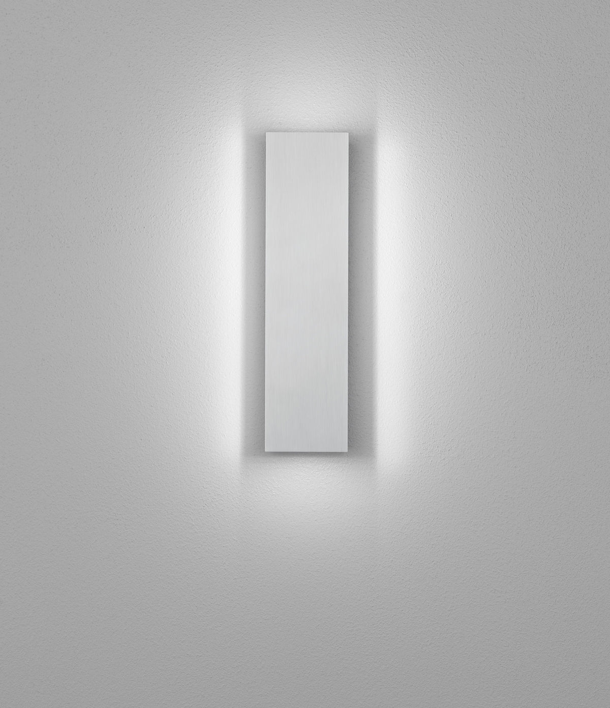 Panneau rectangulaire vertical blanc illuminé par l'arrière, lumière rasante sur le mur