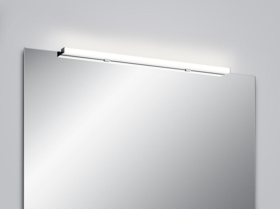 Vue de face du luminaire linéaire chromé fixé au-dessus d'un miroir de salle de bain