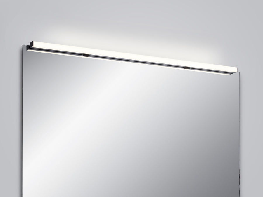 Applique murale linéaire noire fixée au-dessus d'un miroir, éclairage LED blanc.