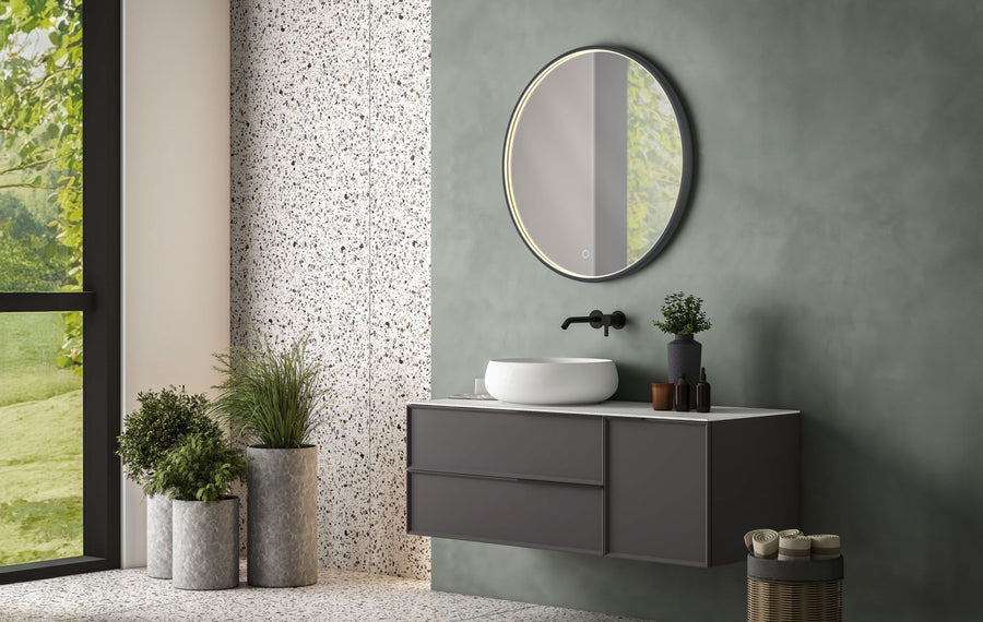 Miroir ovale lumineux suspendu au mur vert d'une salle de bain moderne