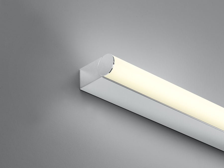 Gros plan sur l'extrémité du tube, embout chromé et lumière chaude
