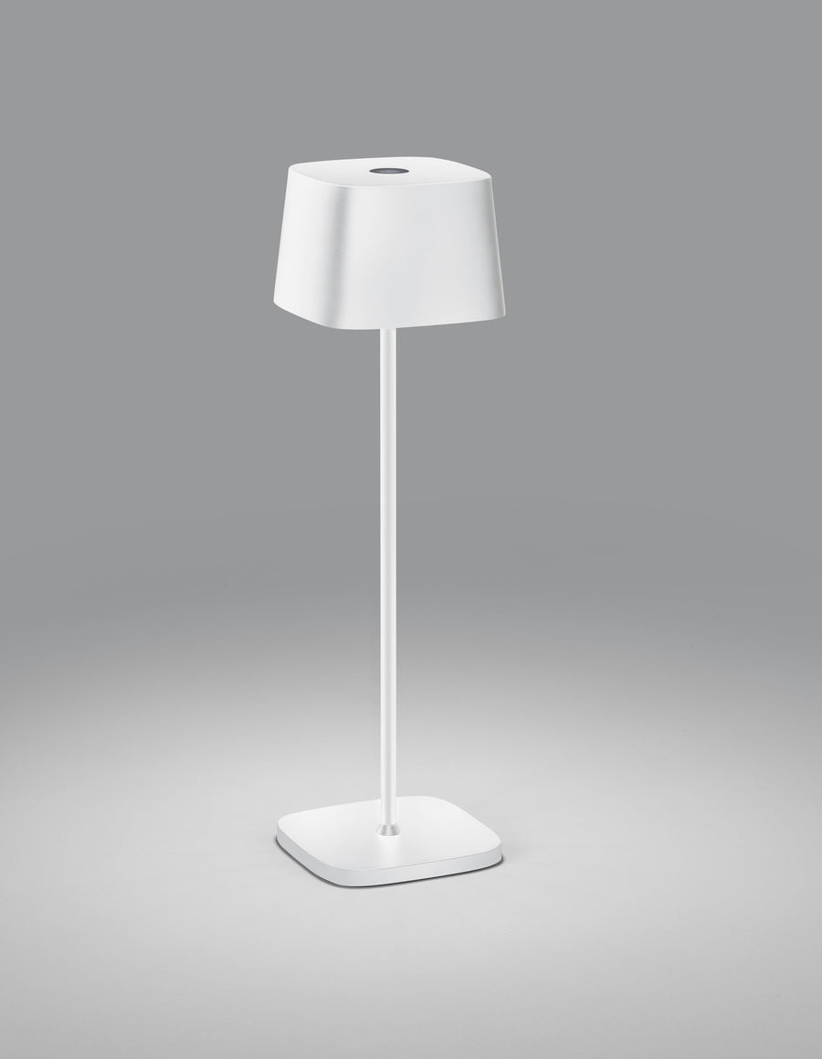Lampe de table blanche de face sur fond gris, abat-jour carré et base plate