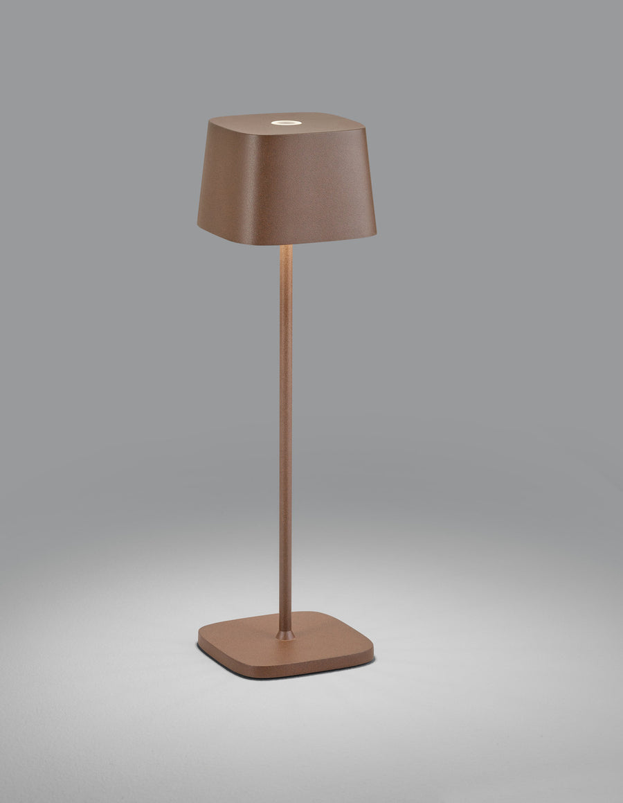 Lampe extérieure rouille de face, abat-jour tronconique et socle carré arrondi