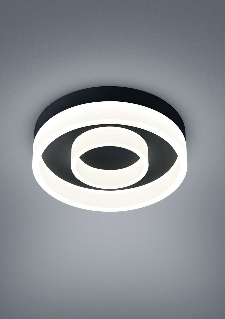 Vue rapprochée du plafonnier noir, détail du socle et de l'anneau LED