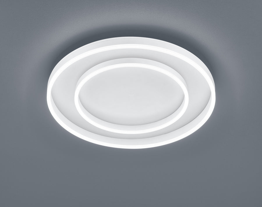 Vue de dessous du plafonnier rond blanc allumé, deux anneaux lumineux concentriques