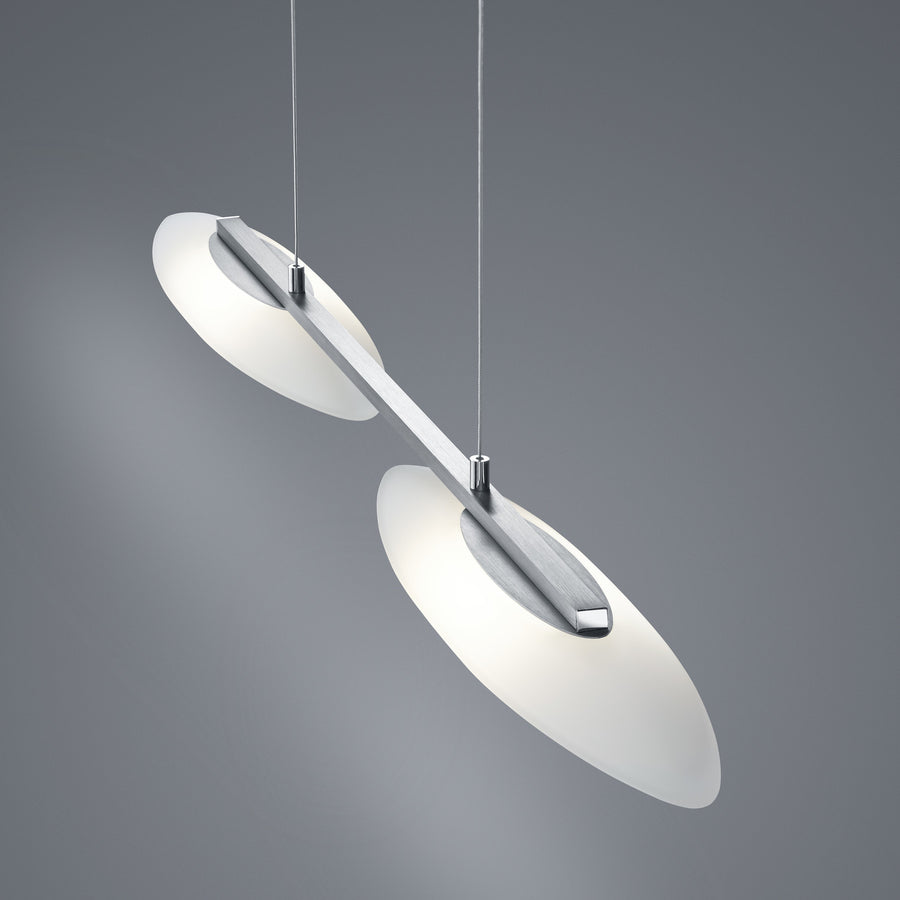 Vue de trois quarts du luminaire nickel à deux diffuseurs blancs ovales