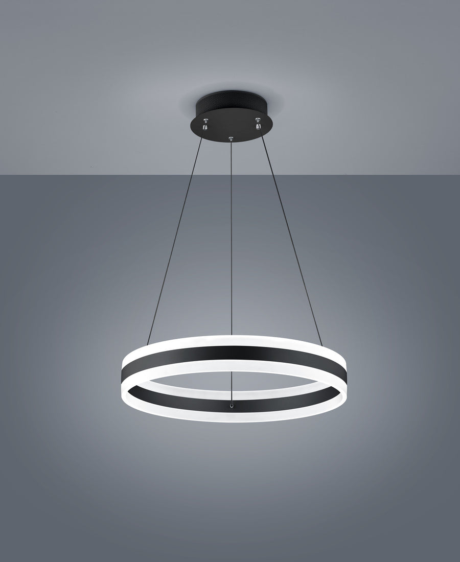 Suspension anneau en métal noir et diffuseur blanc, vue de face sur fond gris dégradé