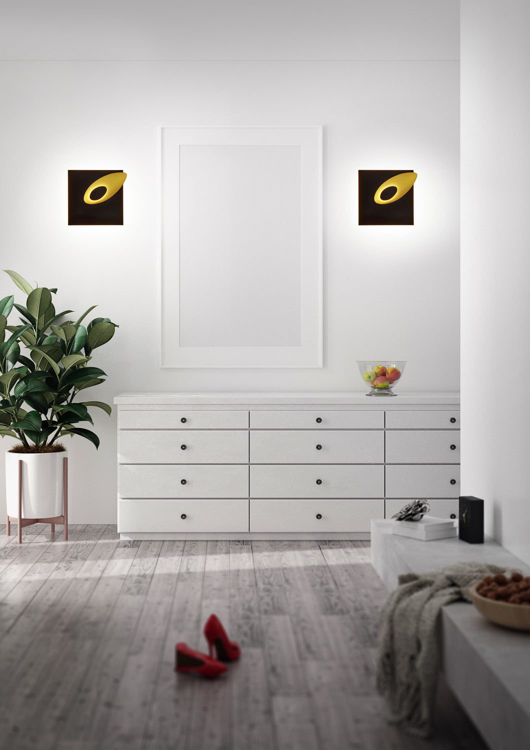 Mise en ambiance intérieure : deux appliques noires et dorées encadrant un miroir blanc.