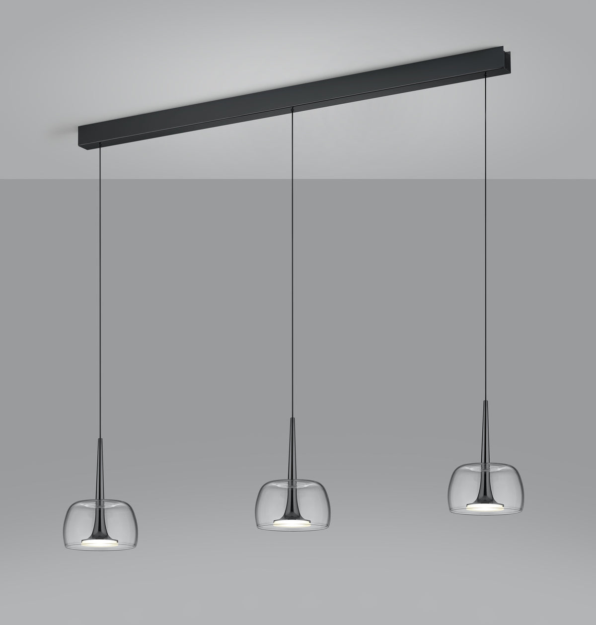 Vue de face des trois suspensions en verre transparent avec diffuseur blanc