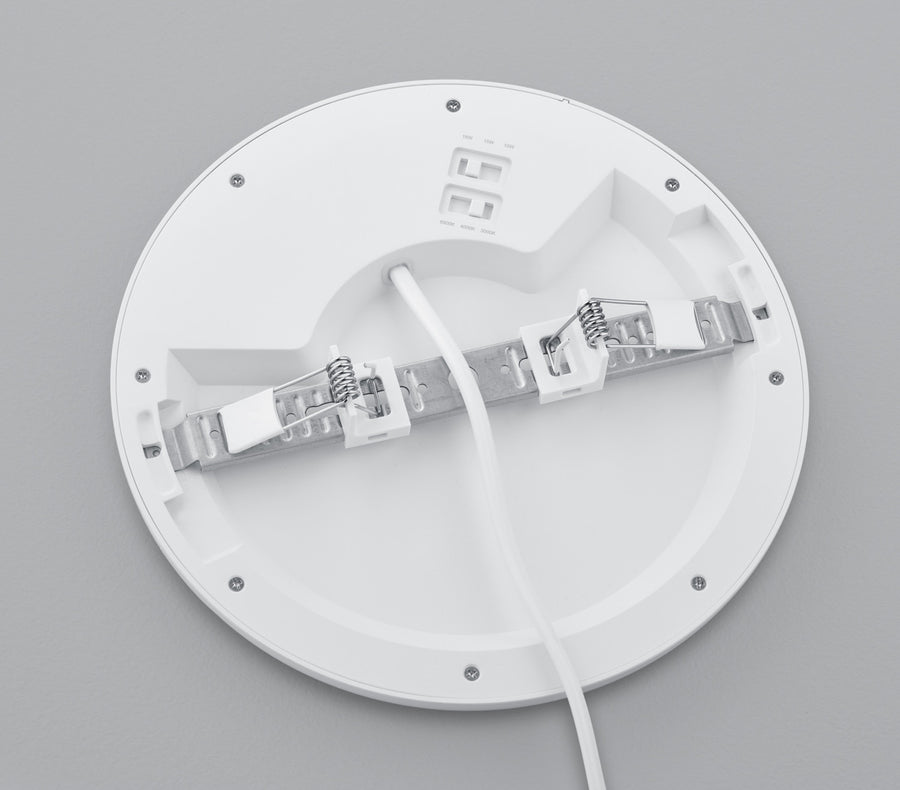 Dos du luminaire montrant les ressorts de fixation et le boîtier
