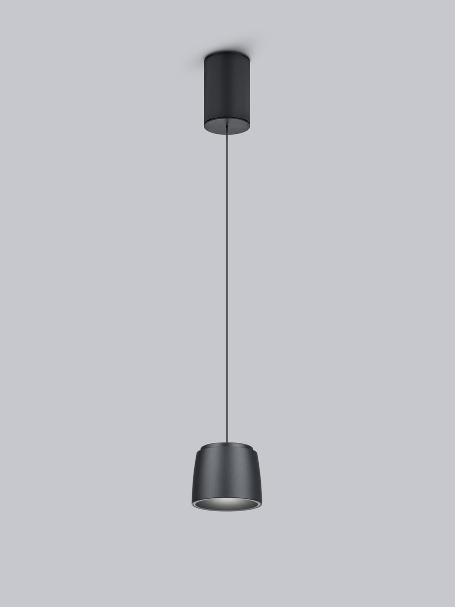 Vue rapprochée de la suspension noire, rosace et abat-jour cylindriques bien visibles.