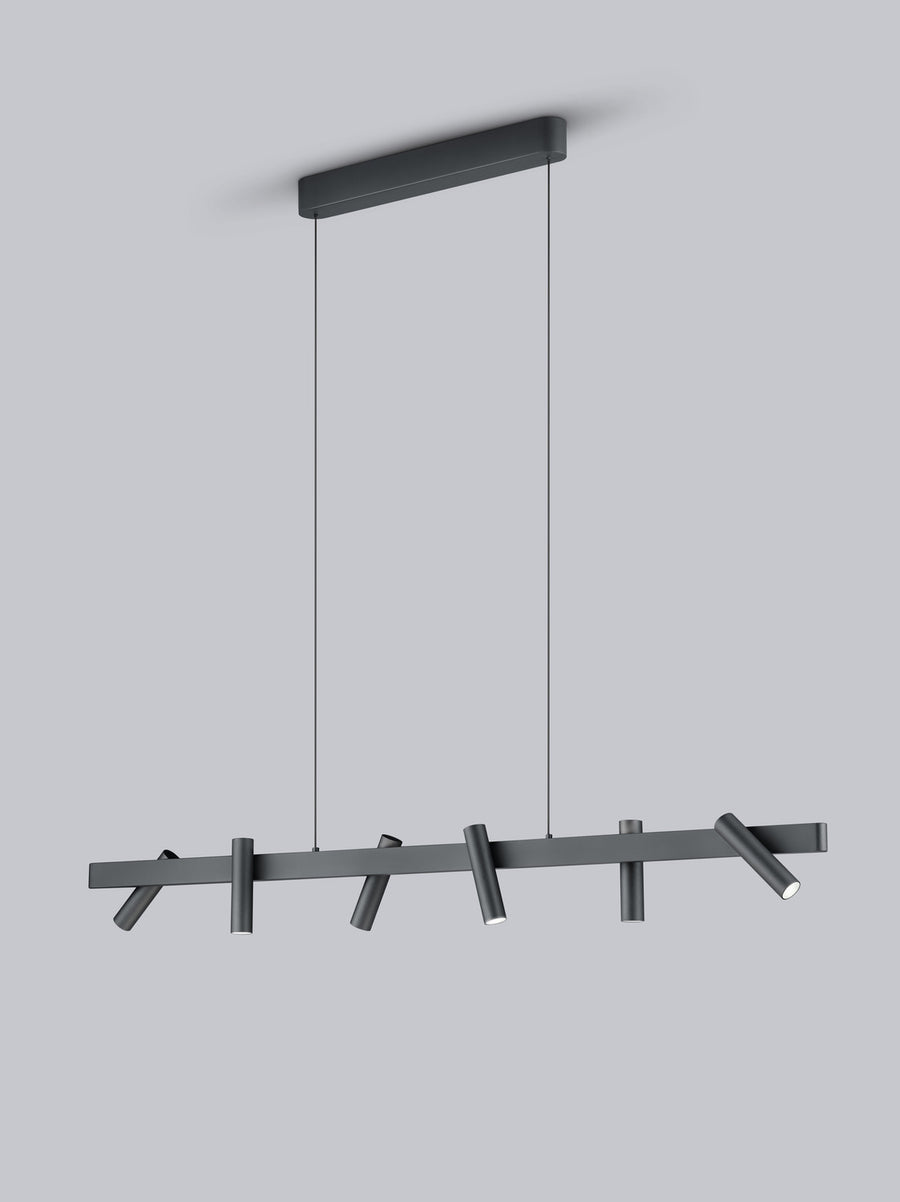 Vue de trois quarts du luminaire suspendu, montrant le profil des spots cylindriques noirs
