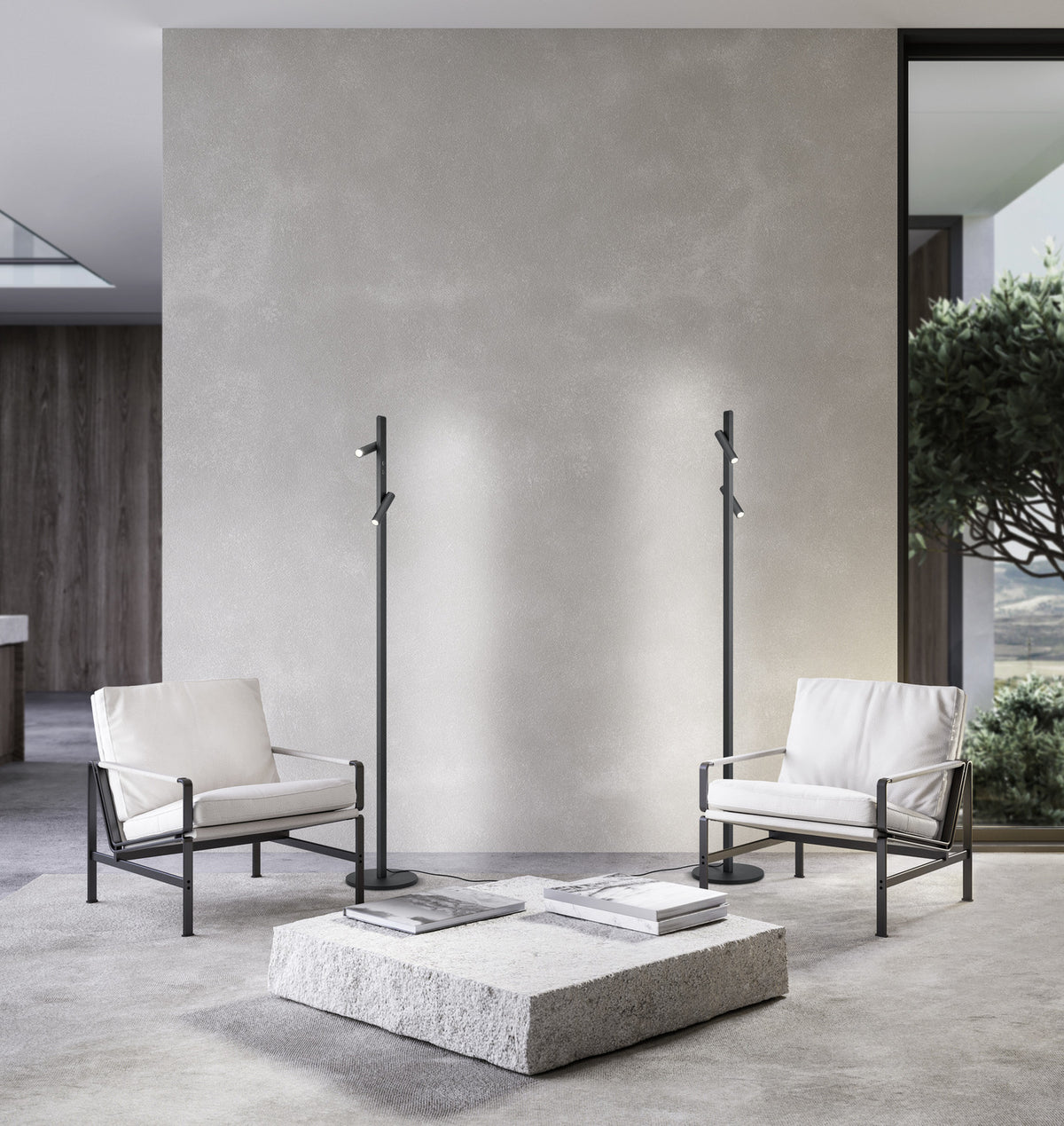 Mise en ambiance d'un salon contemporain avec deux lampadaires noirs et fauteuils blancs