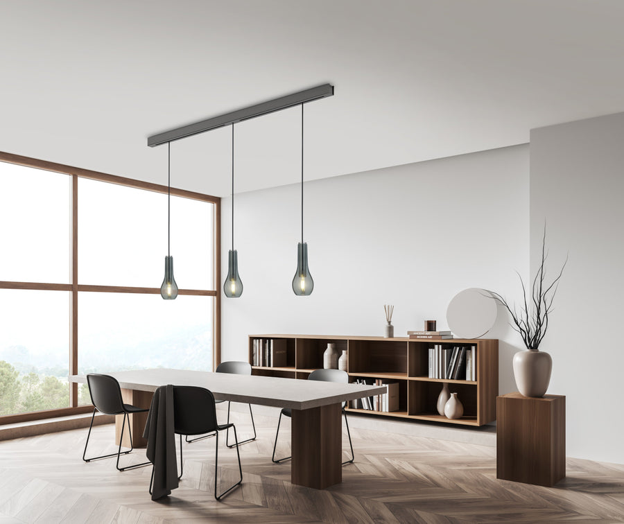 Vue du luminaire allumé dans un intérieur contemporain clair et boisé