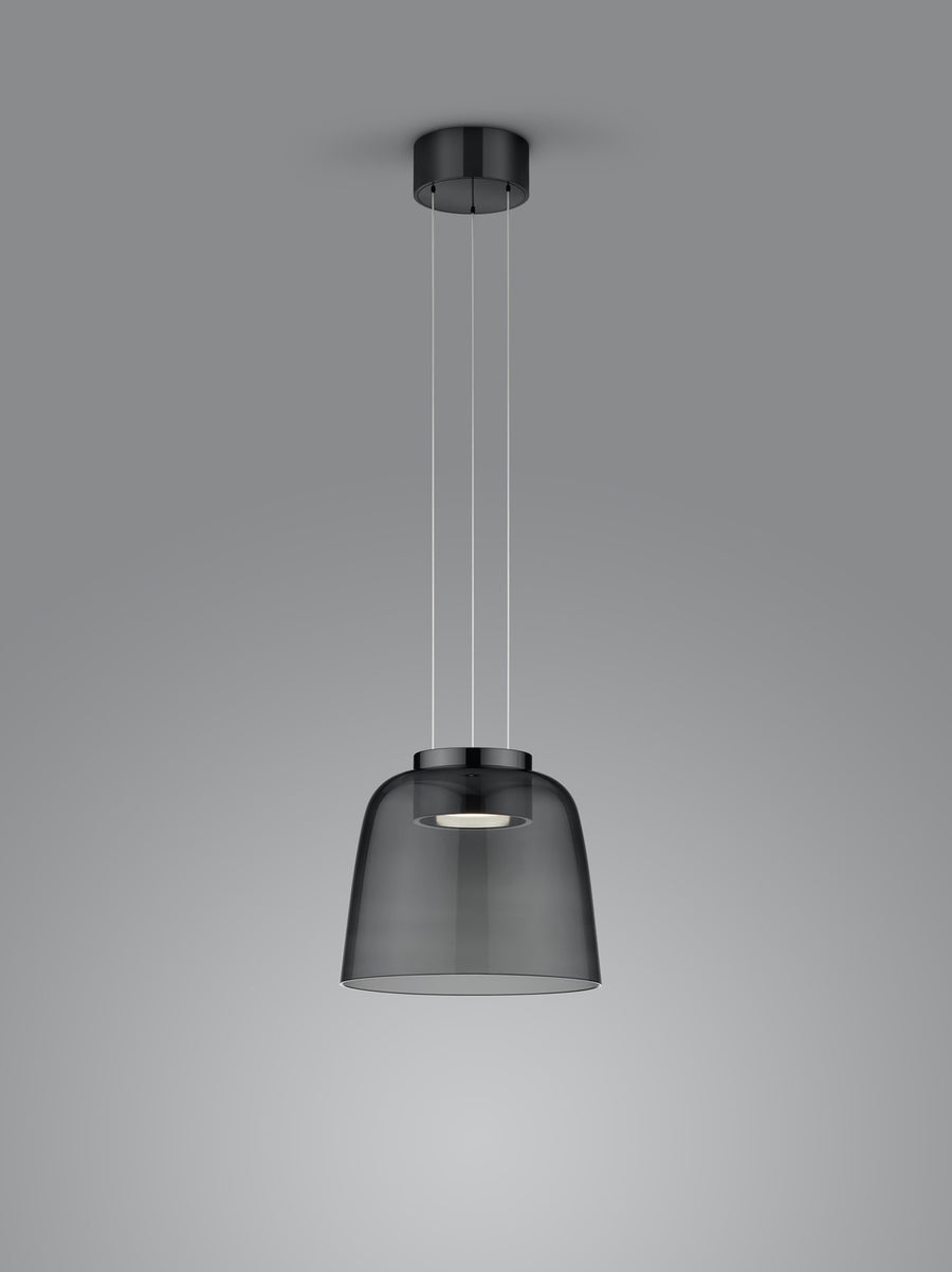 Vue de trois quarts du luminaire suspendu, montrant les trois câbles fins et la coupole