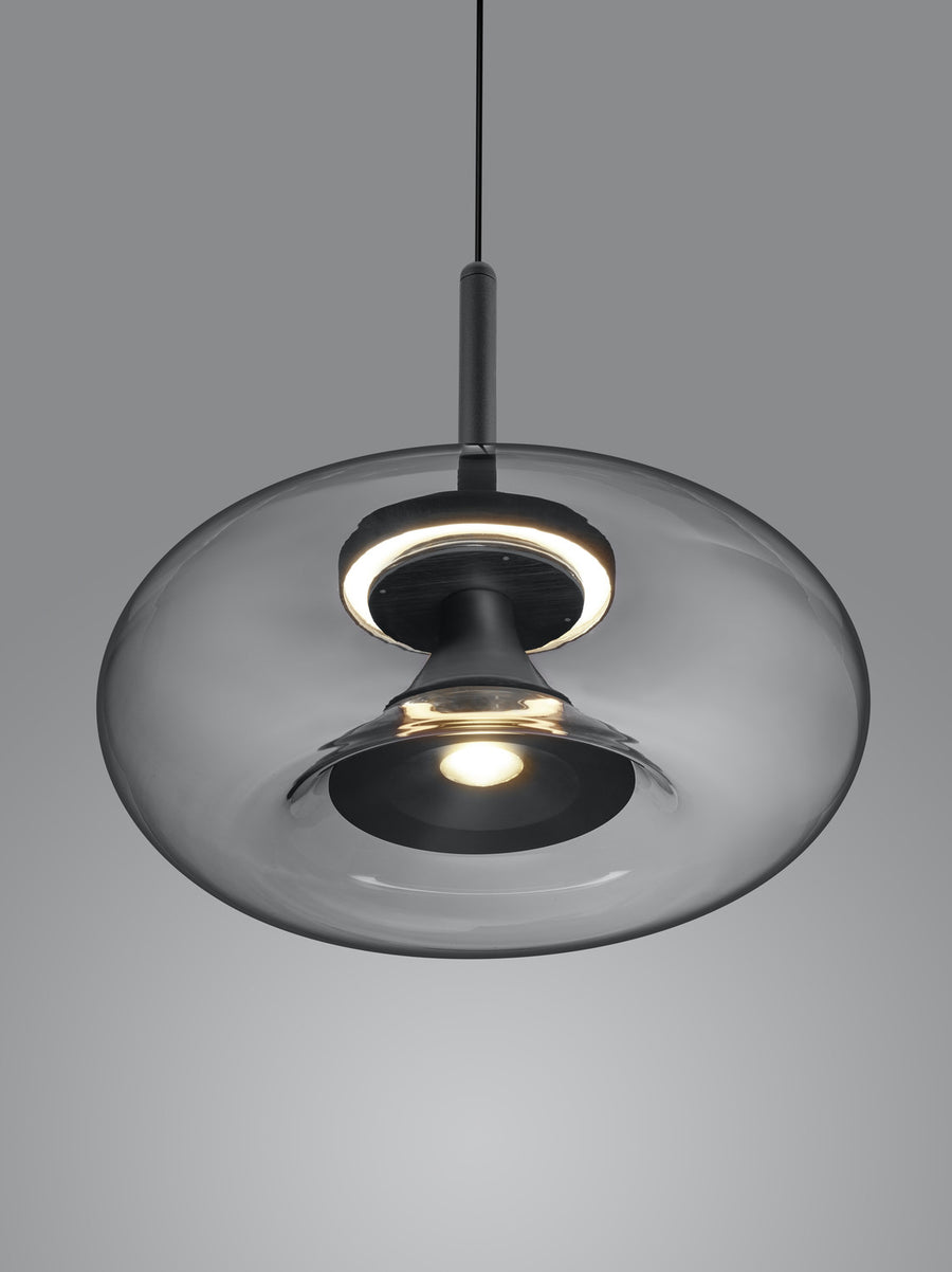 Détail du diffuseur en verre fumé et de la source lumineuse annulaire allumée