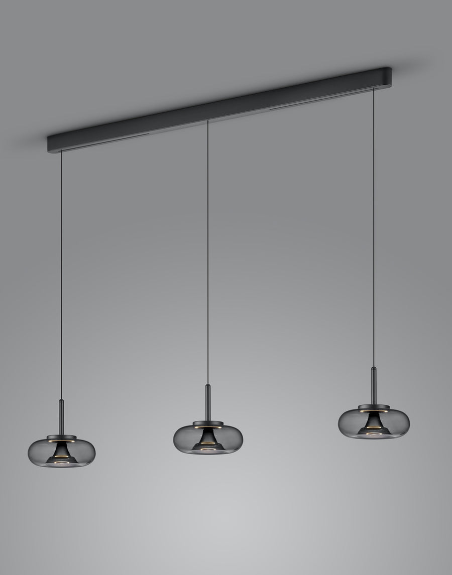 Luminaire présenté de face sur fond gris, trois verres fumés alignés