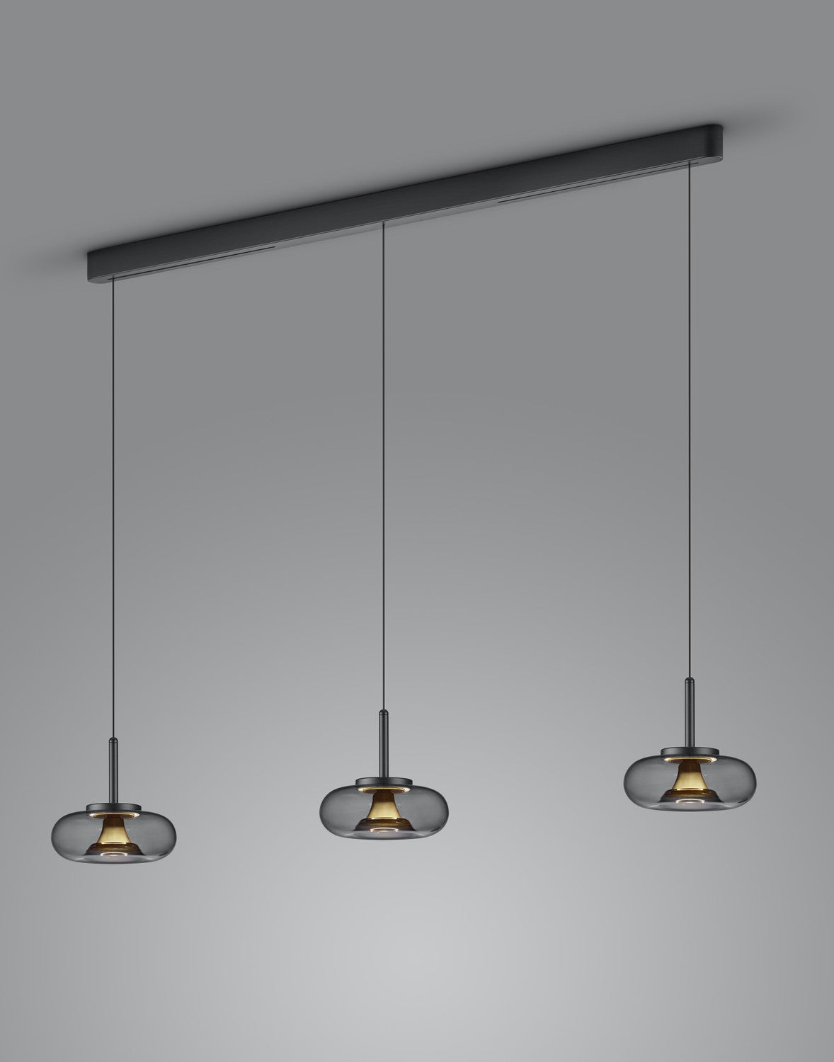Vue de face du luminaire suspendu avec trois diffuseurs en verre