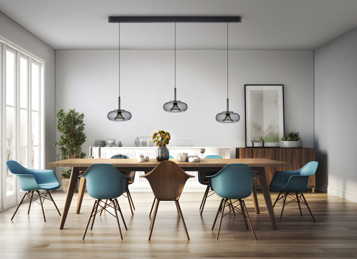 Mise en ambiance au-dessus d'une table de salle à manger en bois clair