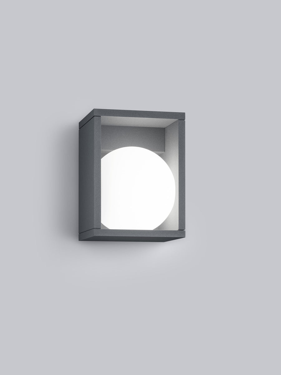 Vue rapprochée de l'applique murale, cadre carré anthracite et diffuseur rond blanc.
