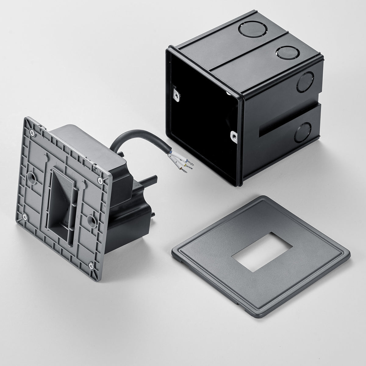 Vue éclatée du luminaire : façade, boîtier d'encastrement, plaque de finition et câblage