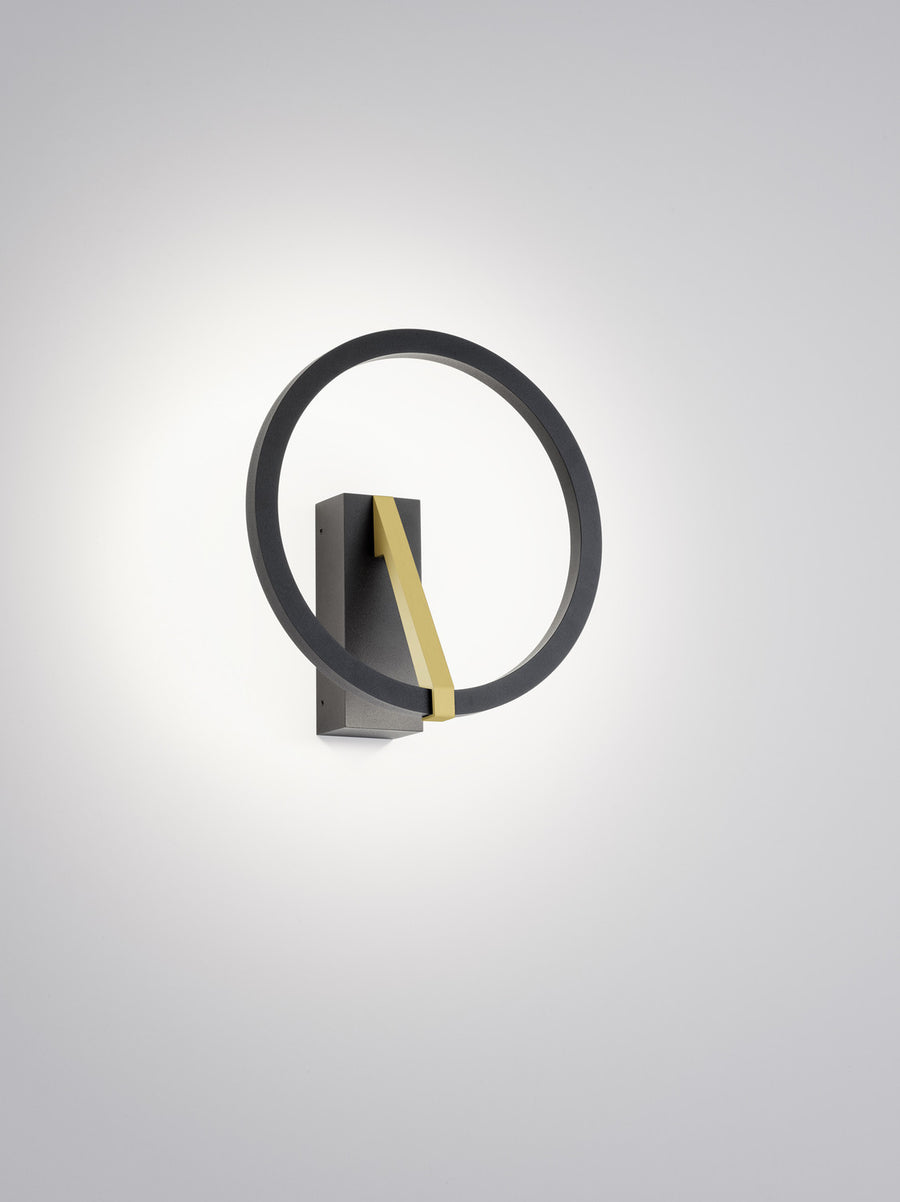Vue de face du luminaire mural noir avec cercle et tige dorée diagonale
