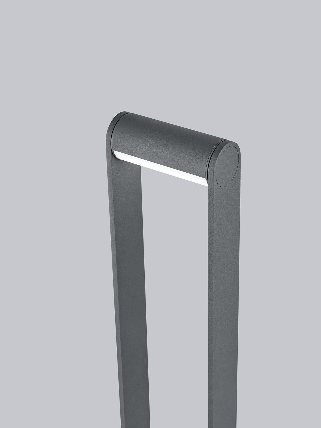 Détail du sommet : capuchon cylindrique, diffuseur LED allumé et finition grainée