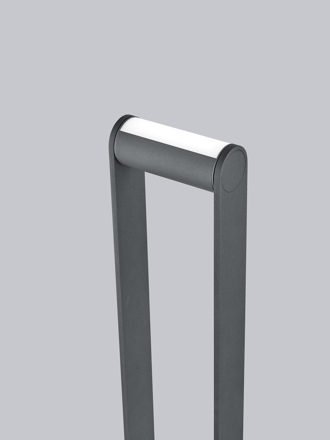 Gros plan sur la tête éclairée, bandeau LED blanc sous le cylindre anthracite